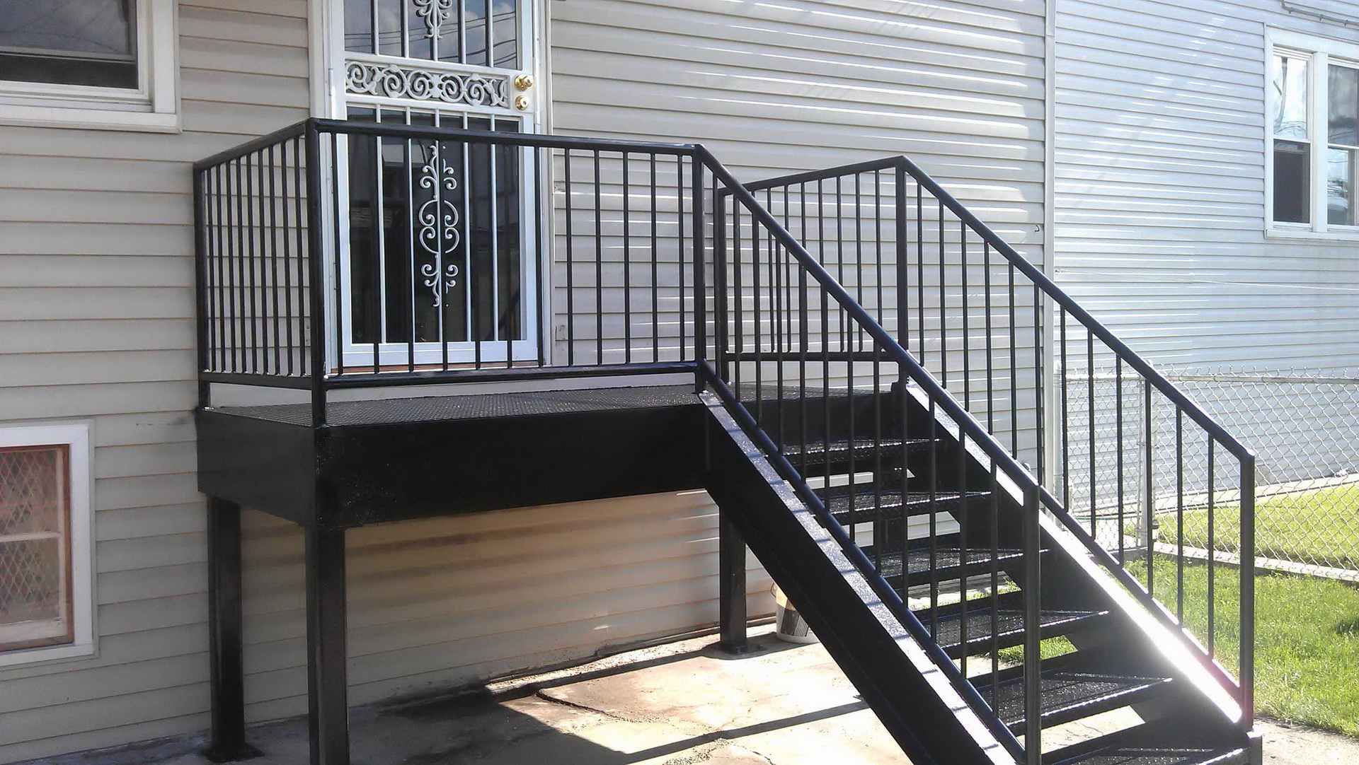 Escalier en acier et bois extérieur, la modernité à votre porte