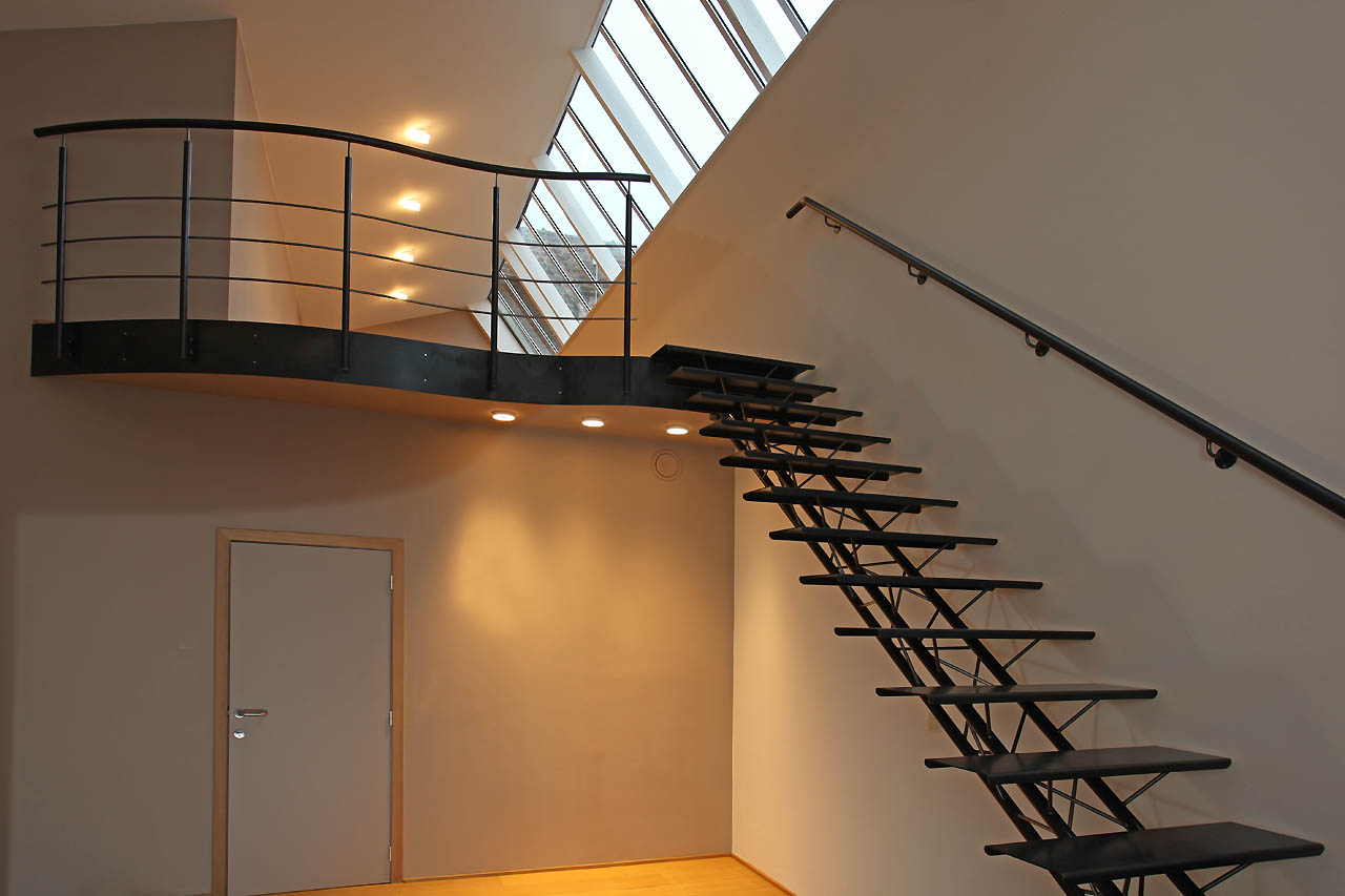 Escalier rampe mezzanine acier sur mesure