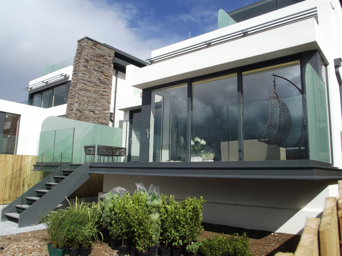 Réalisation sur mesure pour cette terrasse en acier fonctionnelle qui permet de profiter des rayons du soleil et d'accéder au jardin par l'escalier