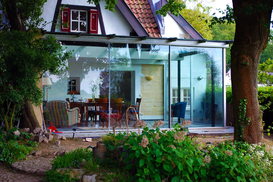 Personnalisez votre intérieur avec cette véranda aux larges baies vitrées qui permet de profiter du jardin en toute saison.